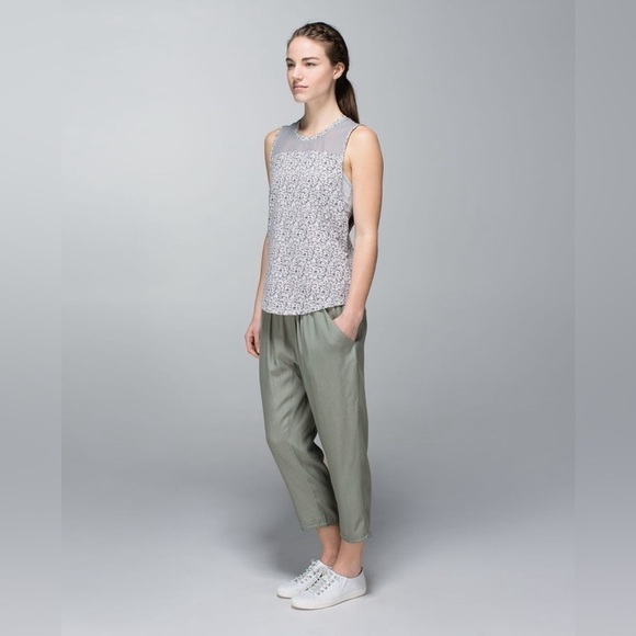 Lululemon Post  Power Crop
Earl Grey / Heathered Earl Grey - Picture 1 of 10
